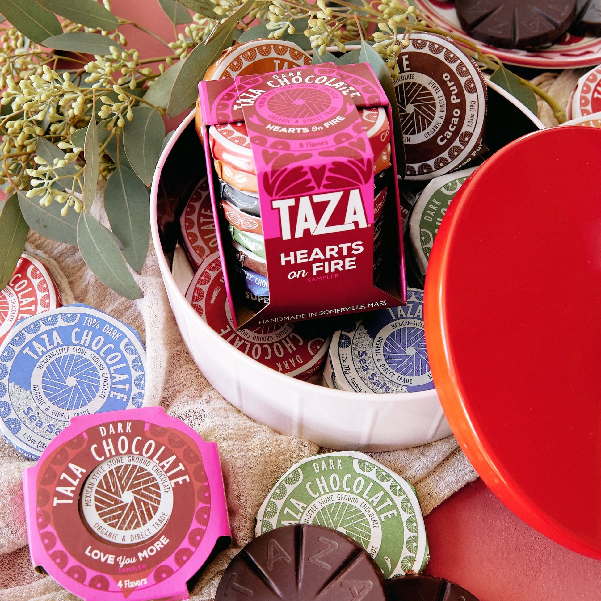 Taza chocolate Valentine's Day Samplers on a textured surface with greenery